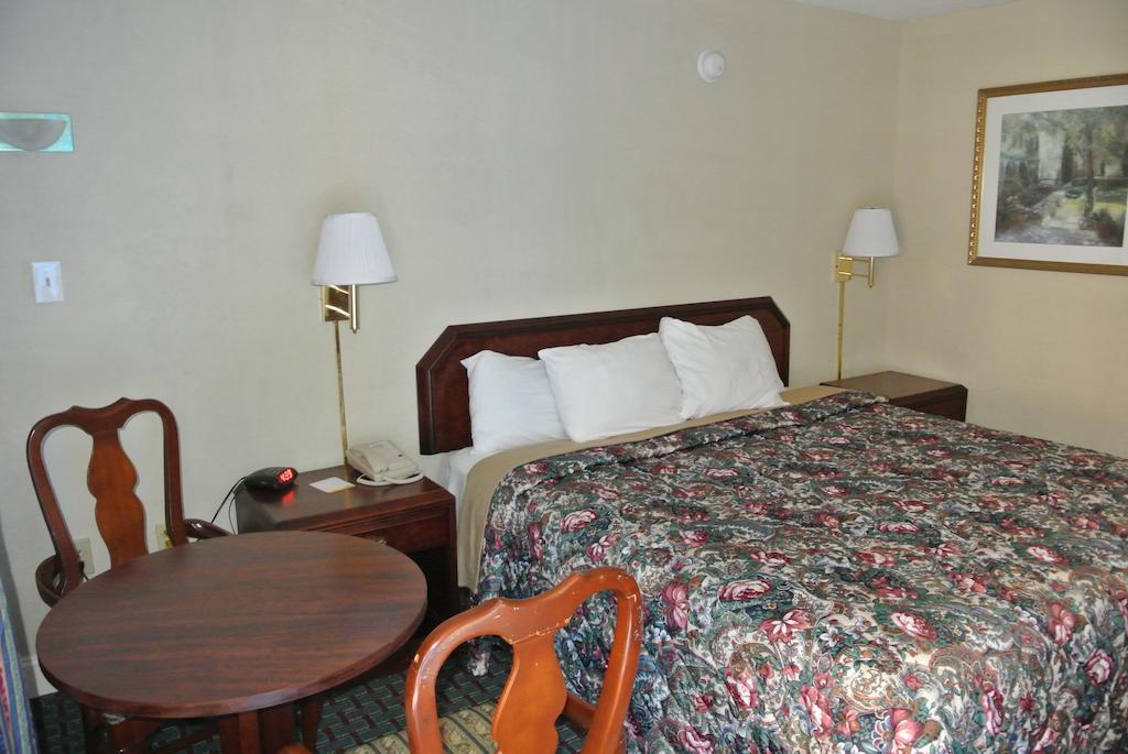 Rodeway Inn Норкрос Номер фото